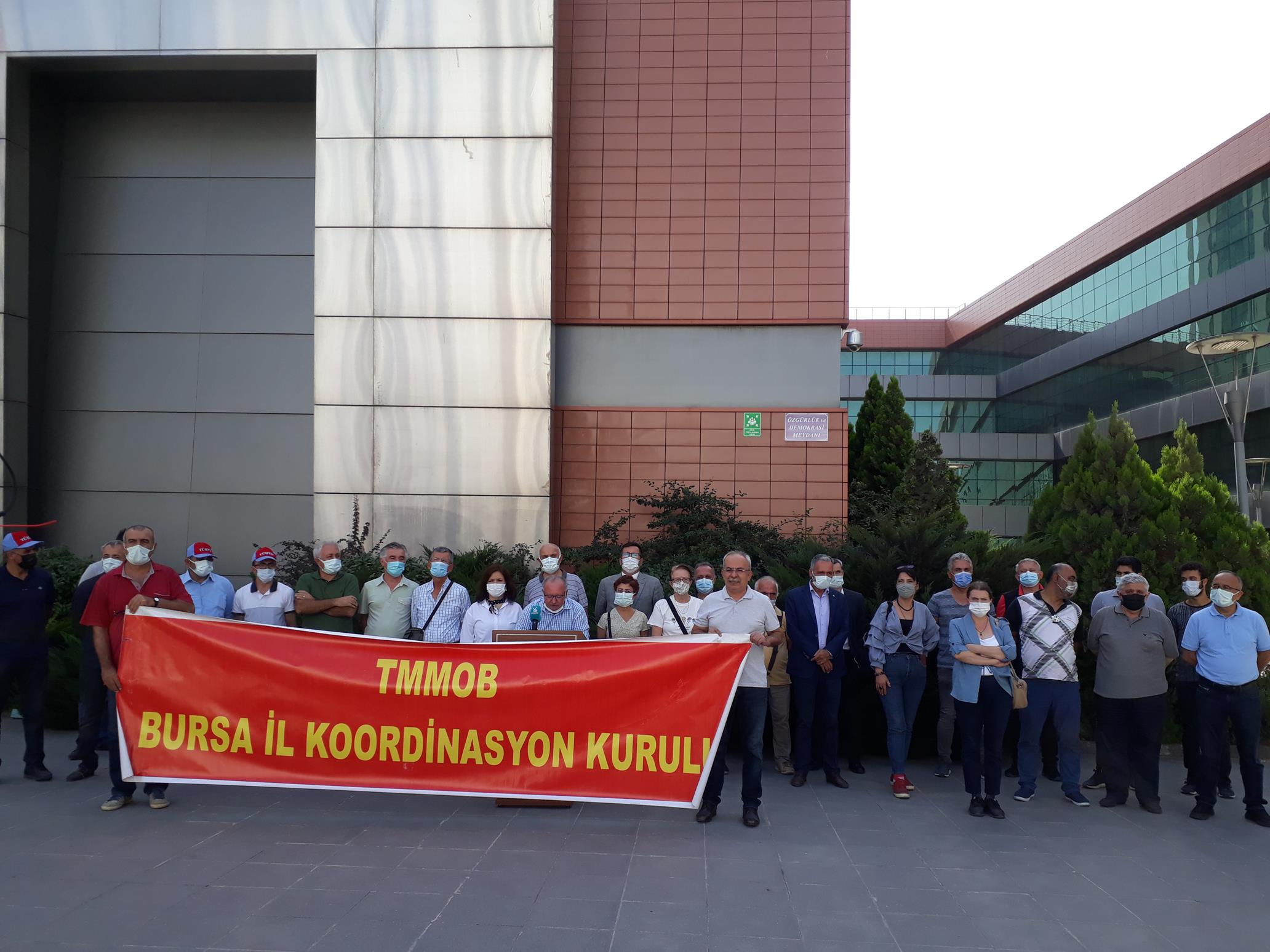 TMMOB BURSA İKK "TMMOB MÜHENDİS, MİMAR VE ŞEHİR PLANCILARI DAYANIŞMA GÜNÜ" BASIN AÇIKLAMASI GERÇEKLEŞTİRDİ