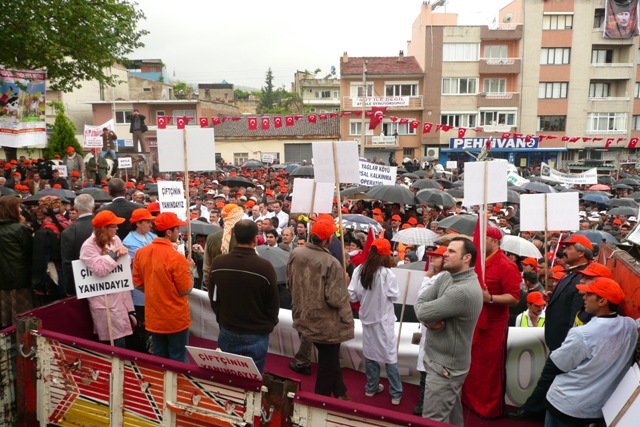 KÜÇÜK MENDERES HAVZASI ÇİFTÇİLERİ, TİRE İTFAİYE MEYDANINDA SORUNLARINA SAHİP ÇIKTI