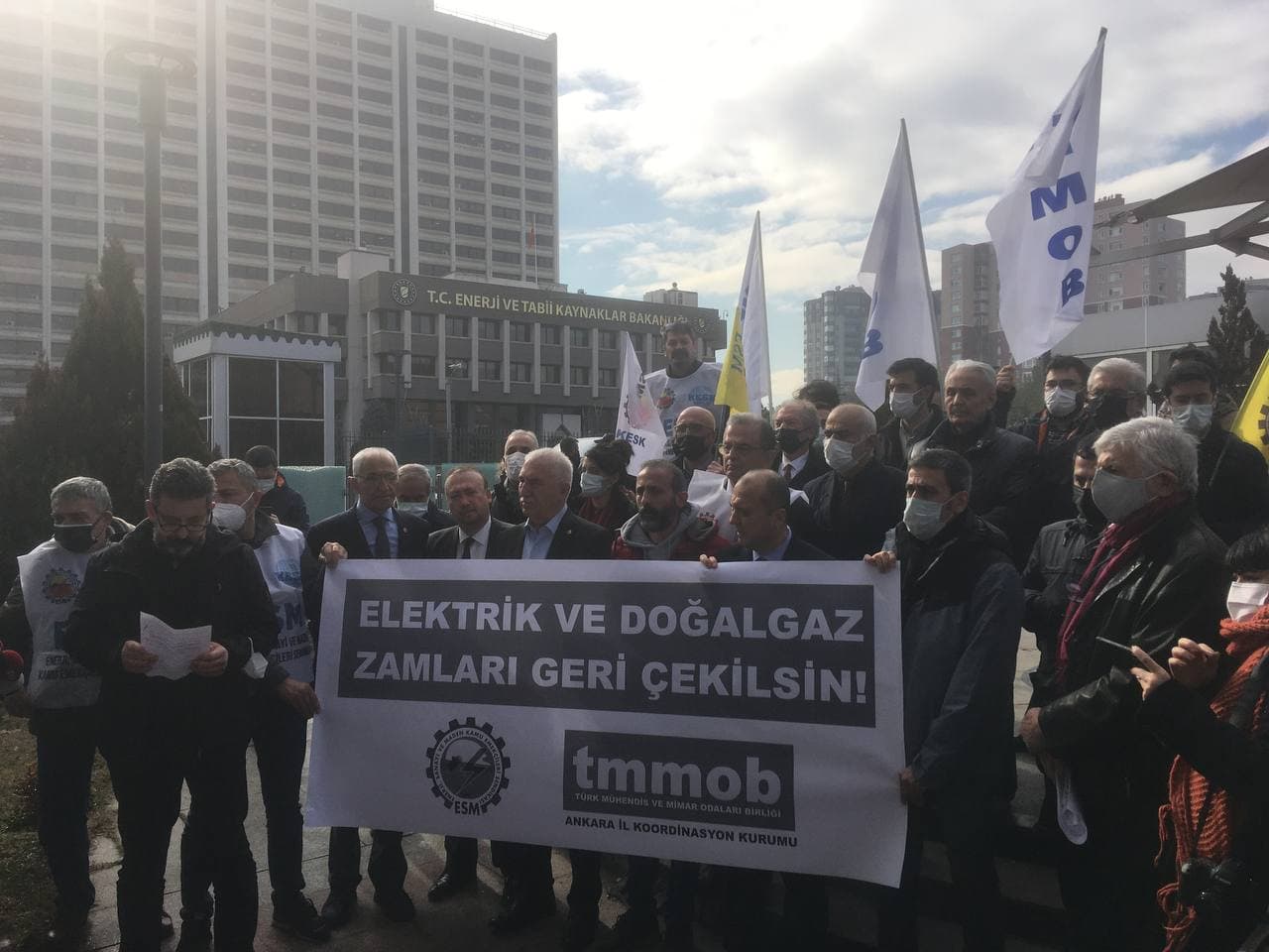 SENDİKA.ORG: ESM VE TMMOB'DEN ENERJİ BAKANLIĞI ÖNÜNDE ZAM EYLEMİ: "KÖKLÜ ÇÖZÜM KAMULAŞTIRMADIR"- 6 OCAK 2022