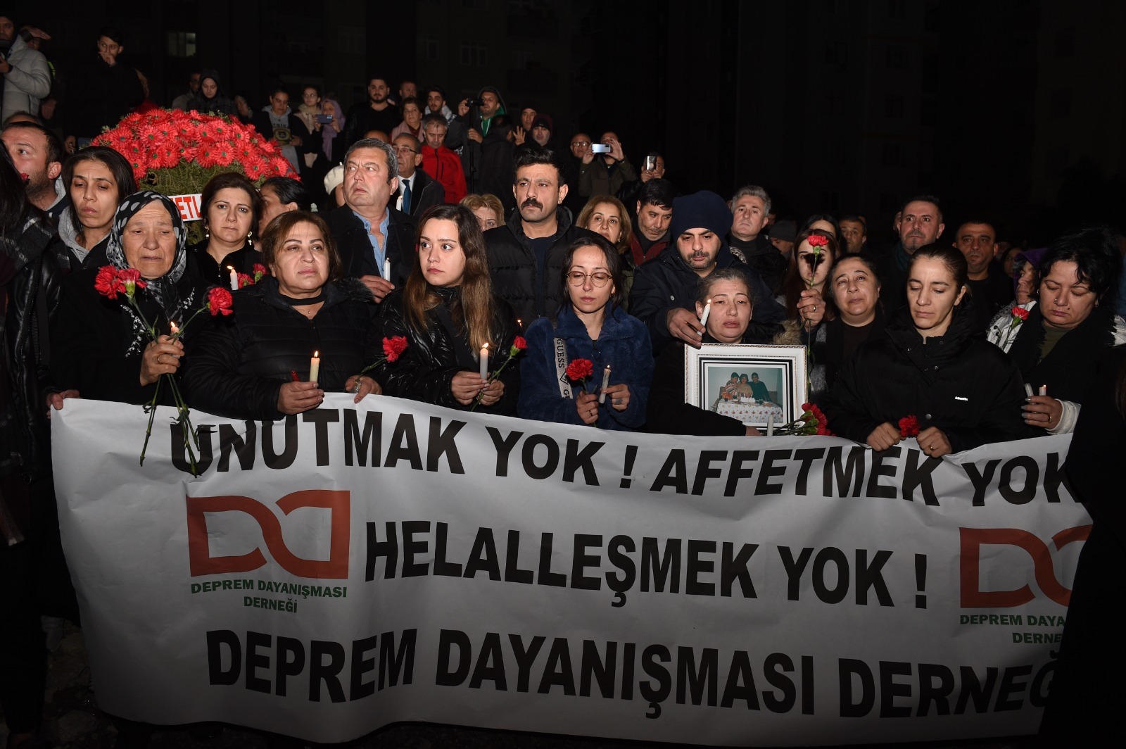 DEPREMDE YAŞAMINI YİTİRENLER ANILDI